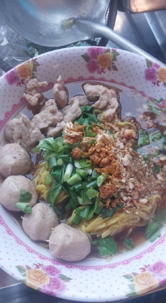 ร้านก๋วยเตี๋ยว&ผลไม้เจ๊ยิ่งลักษณ์