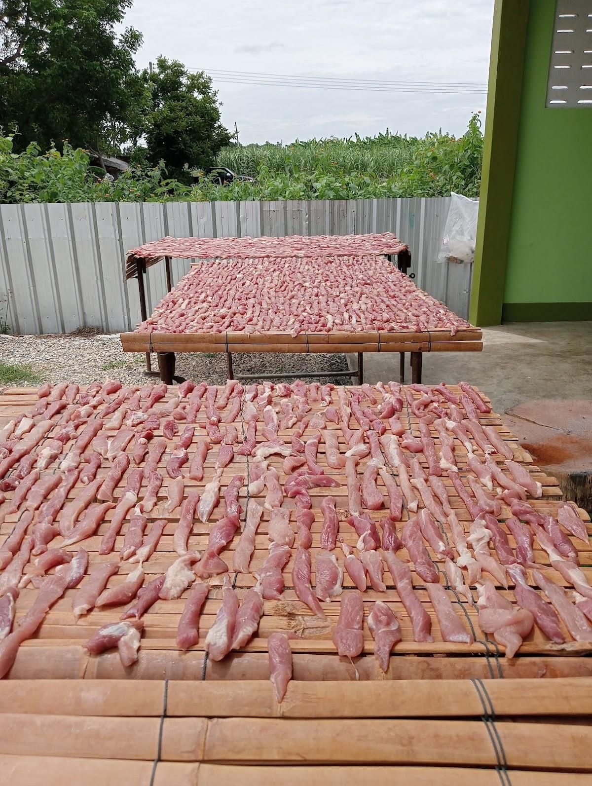 ร้านหมูแดดเดียวตลาดนัดวัดเขาดิน