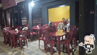 Sente em uma das mesas no Cowboy Pizzas Delivery