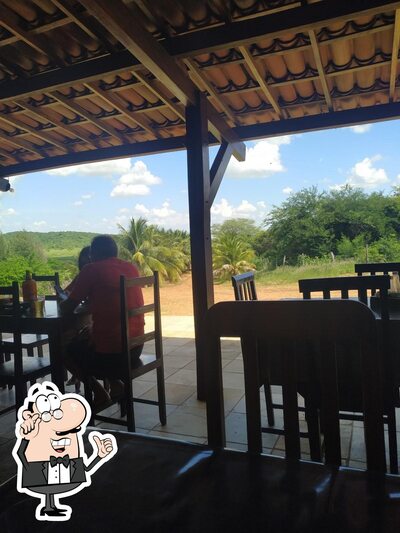 Sente em uma das mesas no Rui do Peixe