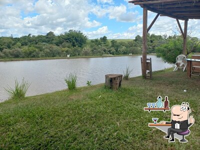 Sente em uma das mesas no Pesqueiro Pioneiro, Caarapó-MS