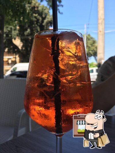 Guarda l'area esterna di Caffè Contrada Pub