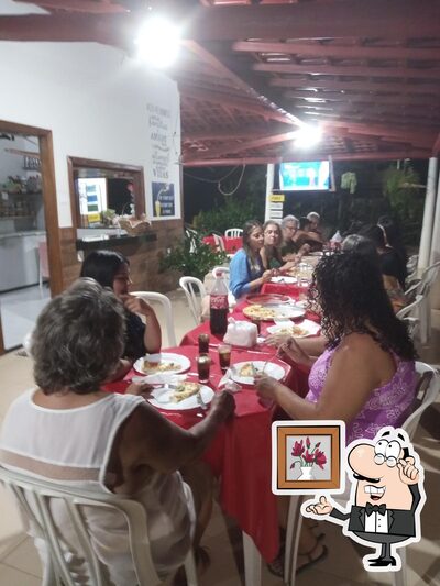 Sente em uma das mesas no Parada Aconchego