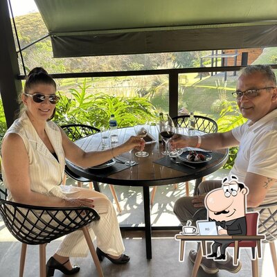 Sente em uma das mesas no Vinícola Villa Santa Maria