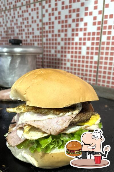 Experimente um hambúrguer no Edinho Lanches e Doces