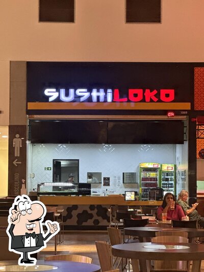 Sente em uma das mesas no Sushiloko Outlet