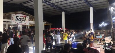 Sente em uma das mesas no SACI BEER