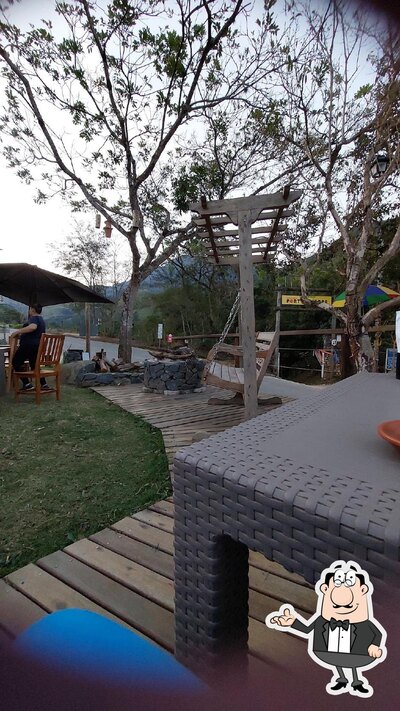 Sente em uma das mesas no Armazem 23