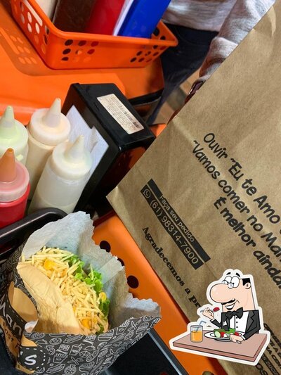 Platos en Manoo's Fast Food