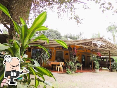 Sente em uma das mesas no Rancho do Rubão