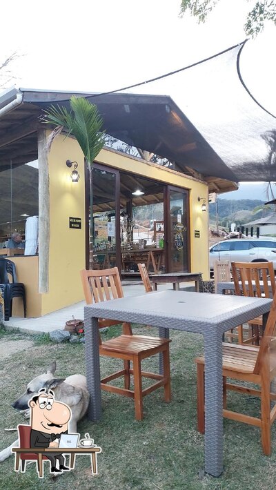 Sente em uma das mesas no Armazem 23