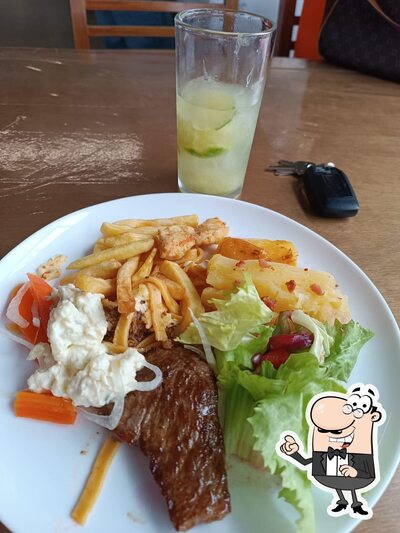 Sente em uma das mesas no Restaurante Sabores do Campo