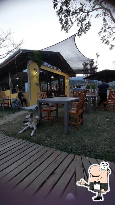 Sente em uma das mesas no Armazem 23