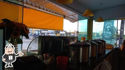 Sente em uma das mesas no Acarajé Larymar