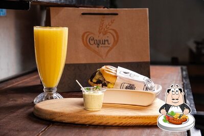 Comida em Padaria Cajuri