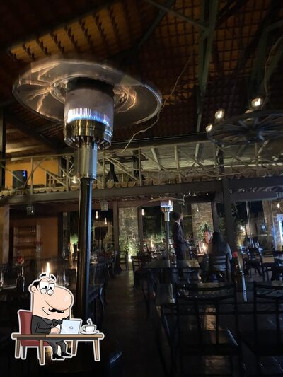 Sente em uma das mesas no Santo Graal restaurante