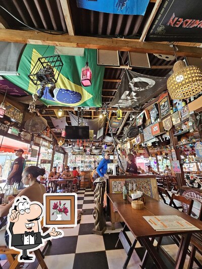 Sente em uma das mesas no Laranja's Bar e Restaurante