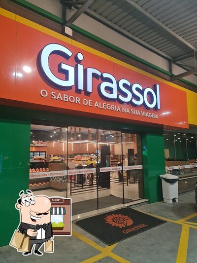 Desfrute da vista da área externa do Girassol Laguna – Restaurante Cafeteria Posto Presentes Parada Completa