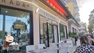 Dai un'occhiata agli interni di Caffè Contrada Pub