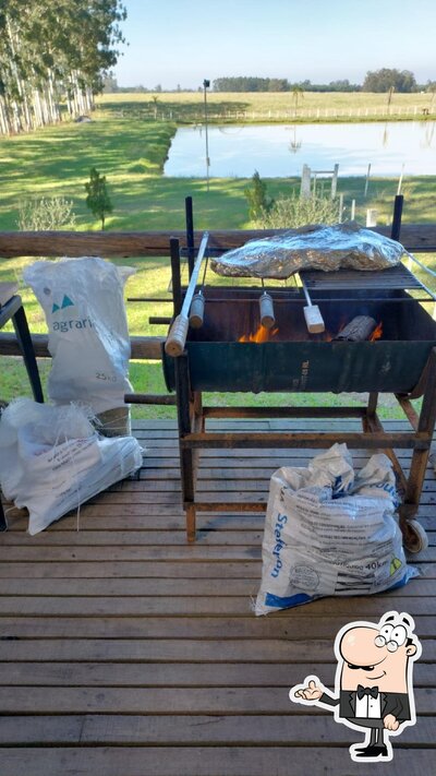 Sente em uma das mesas no Pesque e Pague Gabardo