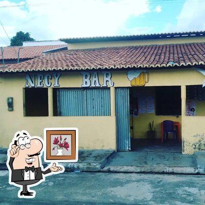 Sente em uma das mesas no Bar da Necy