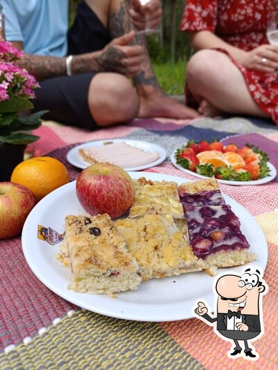 Sente em uma das mesas no Padaria Cajuri