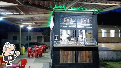 Sente em uma das mesas no Legabe