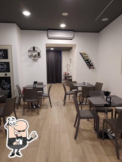 Gli interni di 365 Lounge Bar & cafe