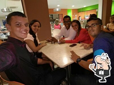 Sente em uma das mesas no Big Boy Fast Food - Shopping