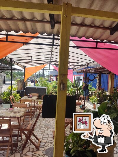 Sente em uma das mesas no Patty Café