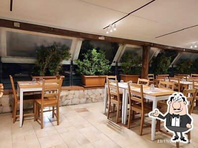 Dai un'occhiata agli interni di Pizzeria White Gold