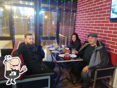 Installez-vous à l'une des tables de AS-SEN