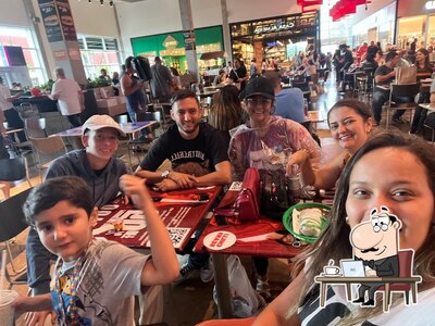 Sente em uma das mesas no Sushiloko Outlet