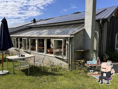 Installez-vous à l'une des tables de Torup Spisehus