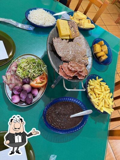 Sente em uma das mesas no Restaurante RS Colonial