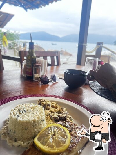 Sente em uma das mesas no Porto do Engenho