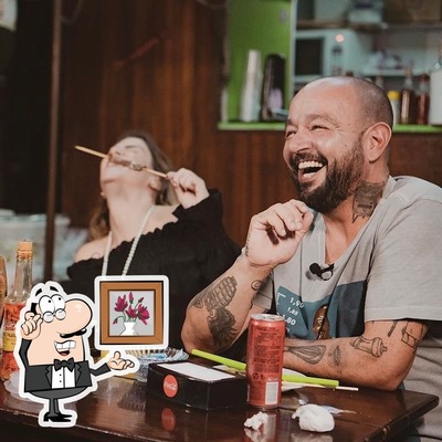 Sente em uma das mesas no Churrasquinho M.norte