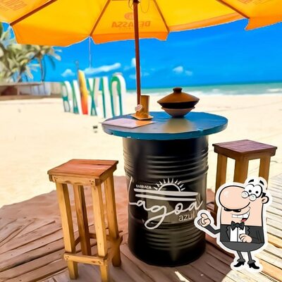 Sente em uma das mesas no Barraca Lagoa Azul - Baixio-BA