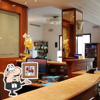 Dai un'occhiata agli interni di Caffè Contrada Pub