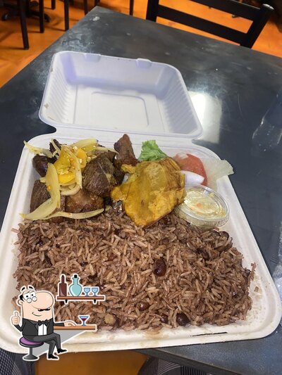 Installez-vous à l'une des tables de VIP CUISINE CRÉOLE