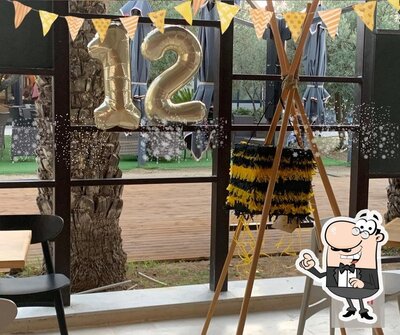 Installez-vous à l'une des tables de TGM