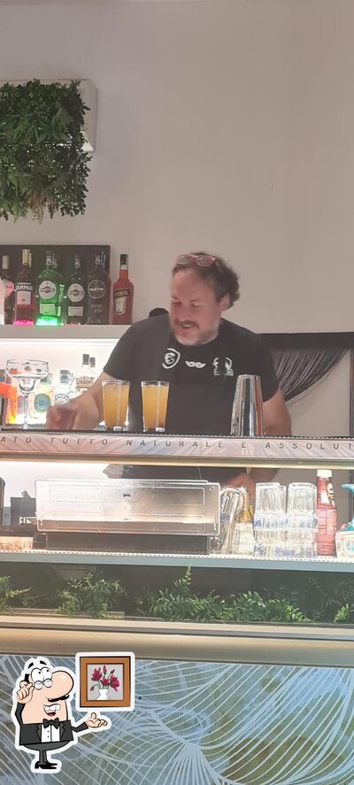 Siediti a un tavolo di Caffè Contrada Pub