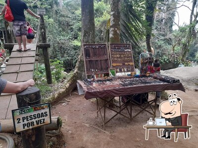 Sente em uma das mesas no Restaurante Poço do Tarzan