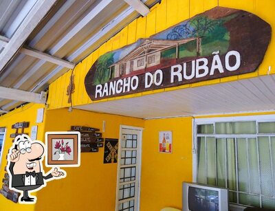 Sente em uma das mesas no Rancho do Rubão