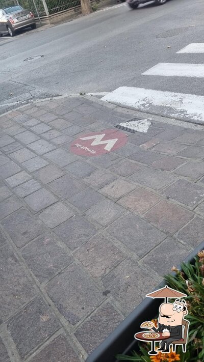 Goditi la vista dall'area esterna di Caffè Contrada Pub