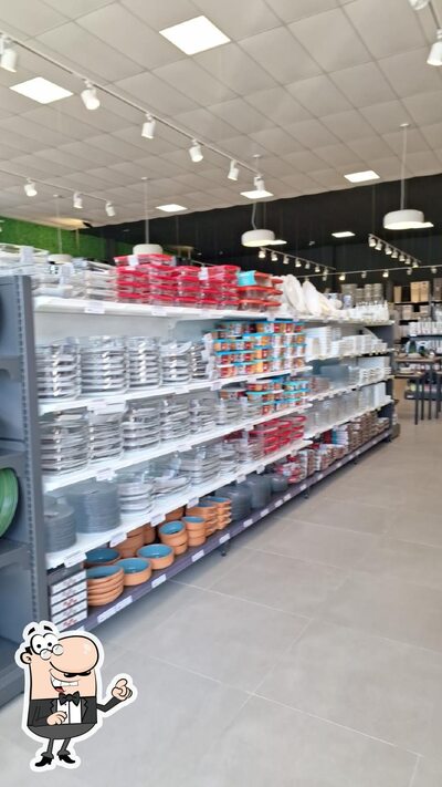 Sente em uma das mesas no Girassol Laguna – Restaurante Cafeteria Posto Presentes Parada Completa