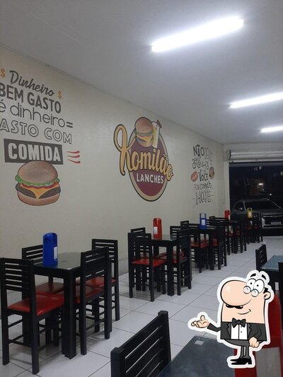 Sente em uma das mesas no Komilao lanches