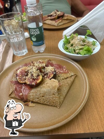 Sente em uma das mesas no Amélie Creperie