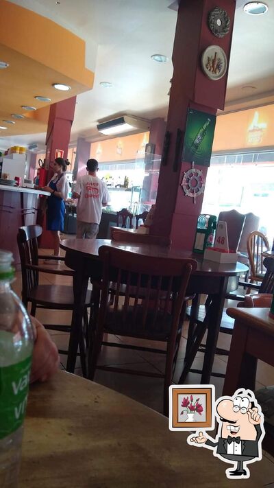 Sente em uma das mesas no Arena Gourmet