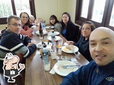 Sente em uma das mesas no Restaurante Sabor Caseiro